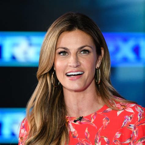 Red hot! Erin Andrews ample cleavage defies gravity in a。